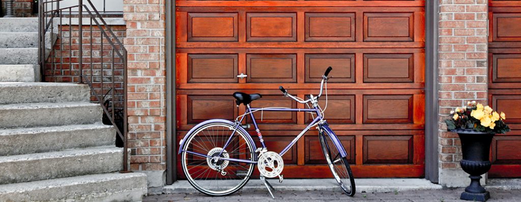 Bicicletta parcheggiata davanti garage Pertinenze della casa