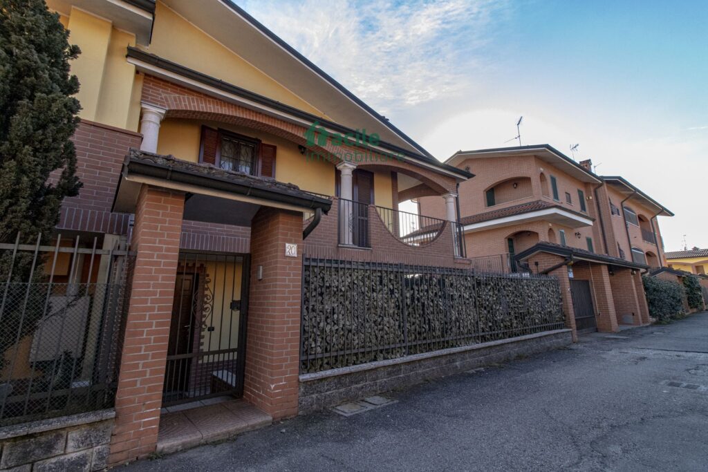 VILLA BIFAMILIARE CON BALCONE E GIARDINO a Vellezzo Bellini Facile Immobiliare