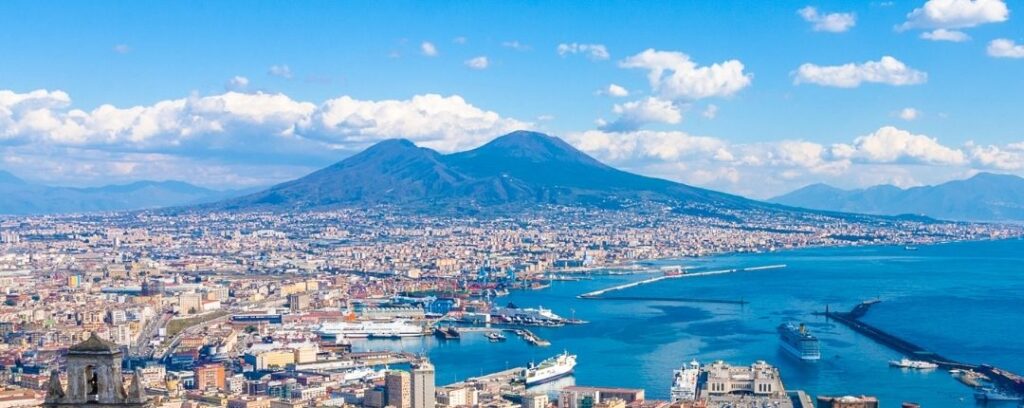 panoramica di napoli con il vesuvio