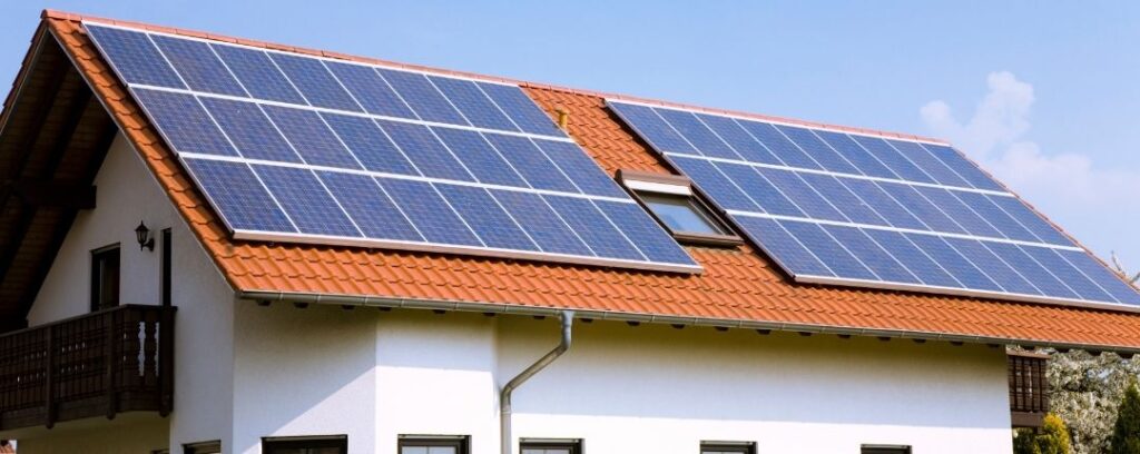 casa con impianto fotovoltaico, pannelli solari