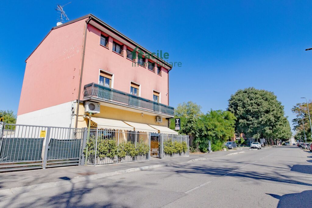 LOCALE COMMERCIALE A DUE PASSI DAL CENTRO DI BOLLATE Facile Immobiliare