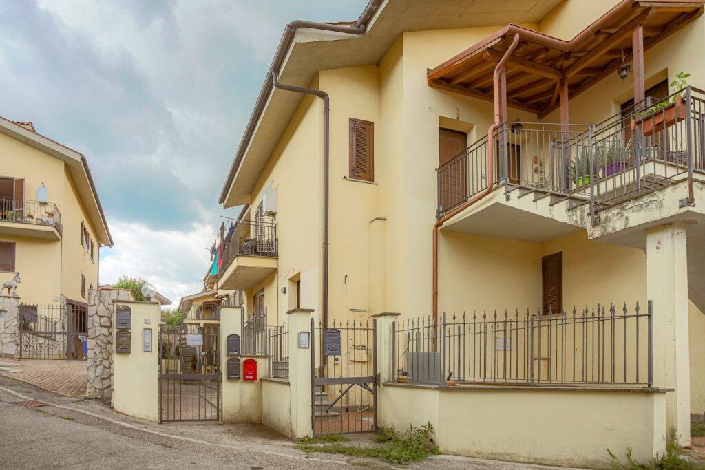 BILOCALE COMPLETAMENTE RISTRUTTURATO - LABICO Facile Immobiliare