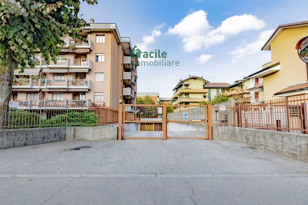 BOX DOPPIO DI 40 MQ CON ANNESSO LOCALE DEPOSITO E DOPPIO INGRESSO! Facile Immobiliare