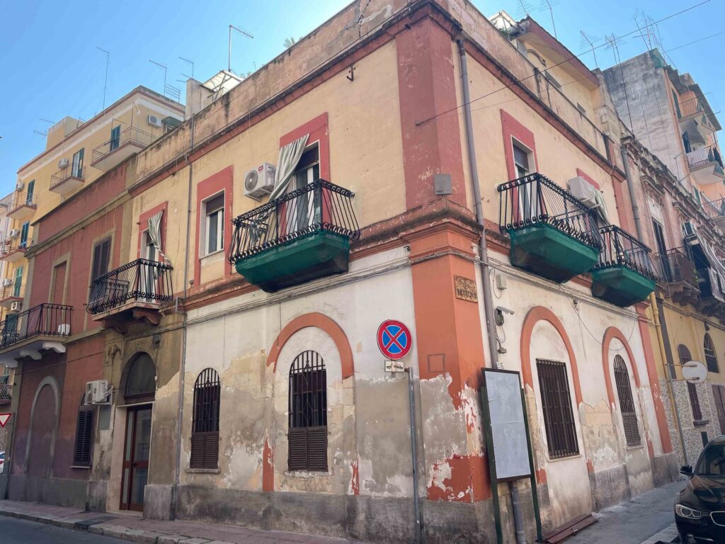 Quadrivani su due livelli in vendita a Taranto, con terrazzino esclusivo. Facile Immobiliare