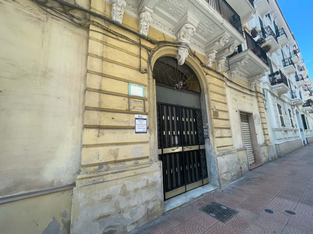 Locale in vendita, Taranto, piano ammezzato Facile Immobiliare