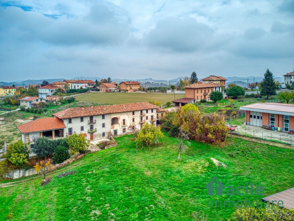 CASCINALE PARZIALMENTE RISTRUTTURATO CON GIARDINO PRIVATO Facile Immobiliare