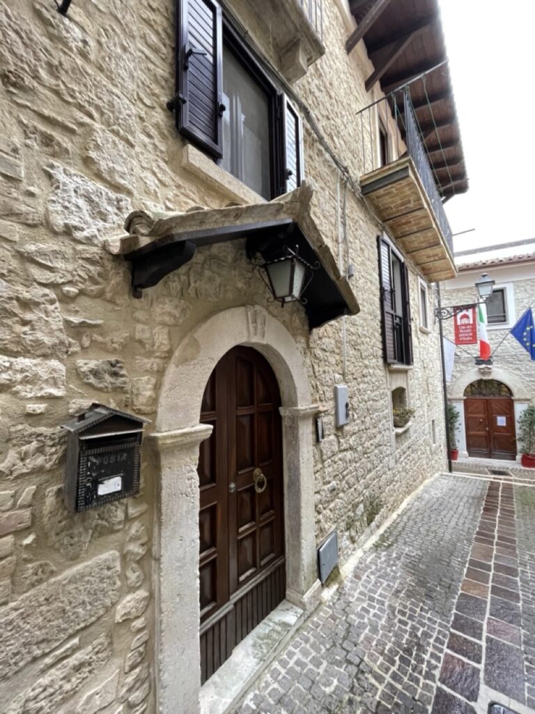 Casa singola in vendita ad Abbateggio (PE), con cantina Facile Immobiliare