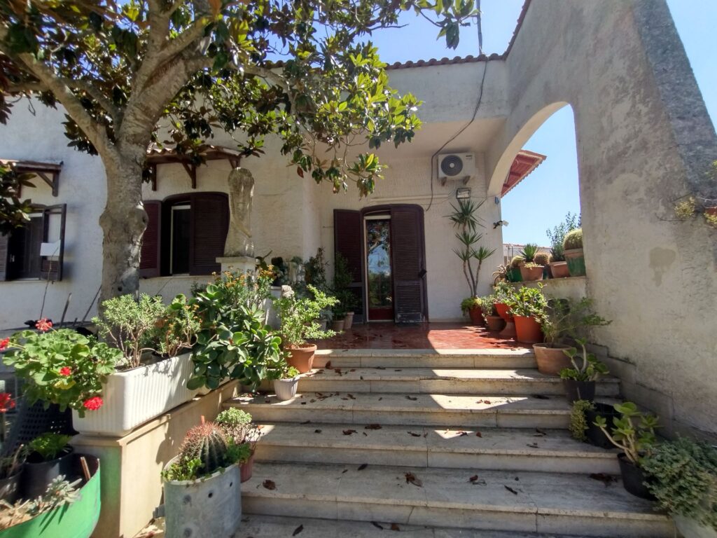 VILLA CON GRANDE GIARDINO IN VENDITA A SOLETO Facile Immobiliare