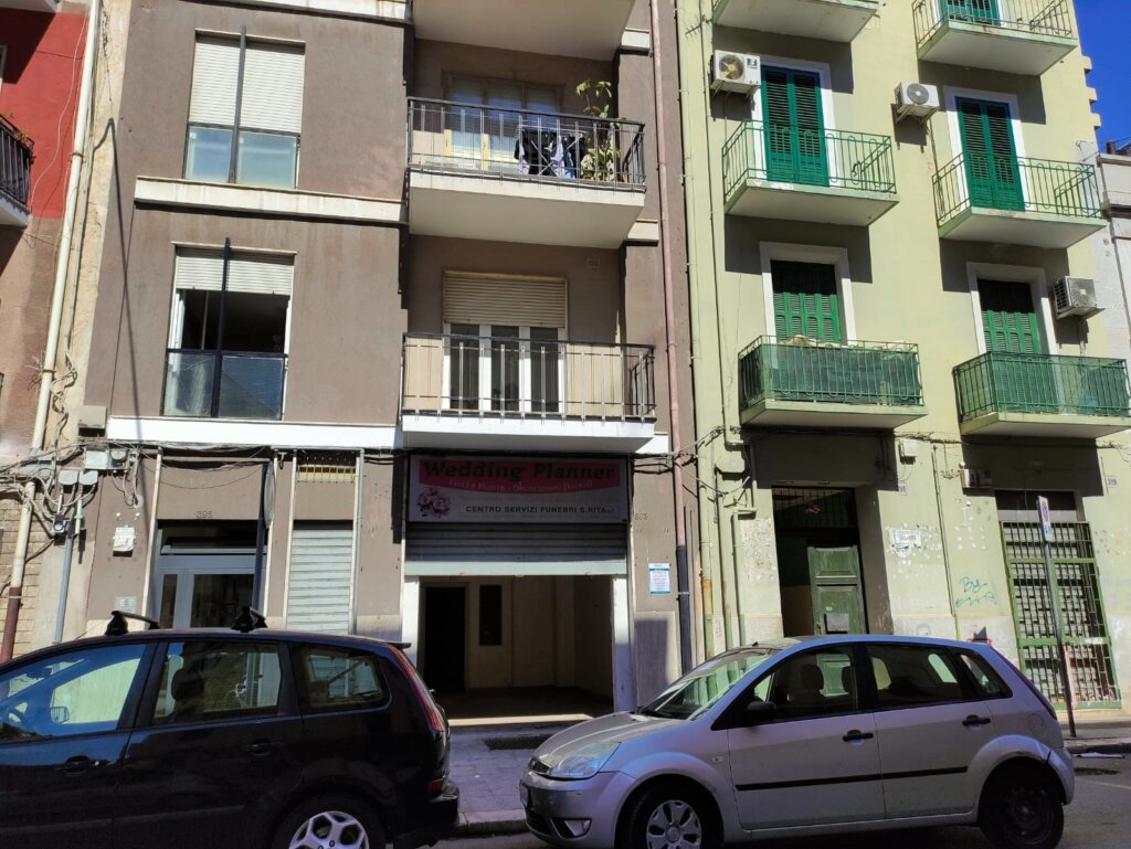 Locale Commerciale in vendita a Bari zona Libertà, su 2 livelli Facile Immobiliare