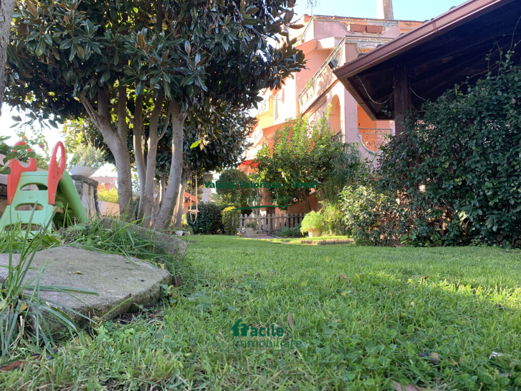 Villino con giardino privato e box auto Facile Immobiliare