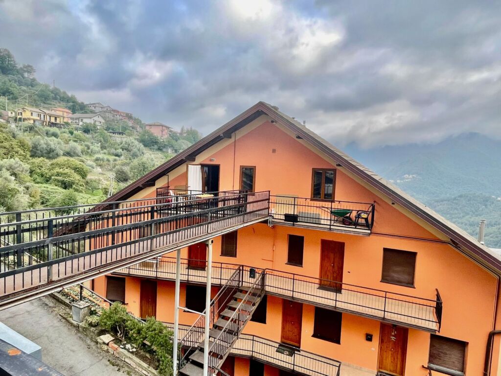 Trilocale di 4,5 vani in vendita a Moconesi (GE) Panoramico, termoautonomo con balcone Facile Immobiliare