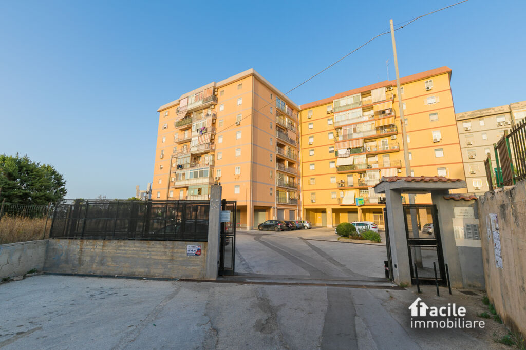 Appartamento di 3 vani + servizi mq 100 in vendita a Siracusa Zona Via Vincenzo Boscarino appartamento con vista mare Facile Immobiliare