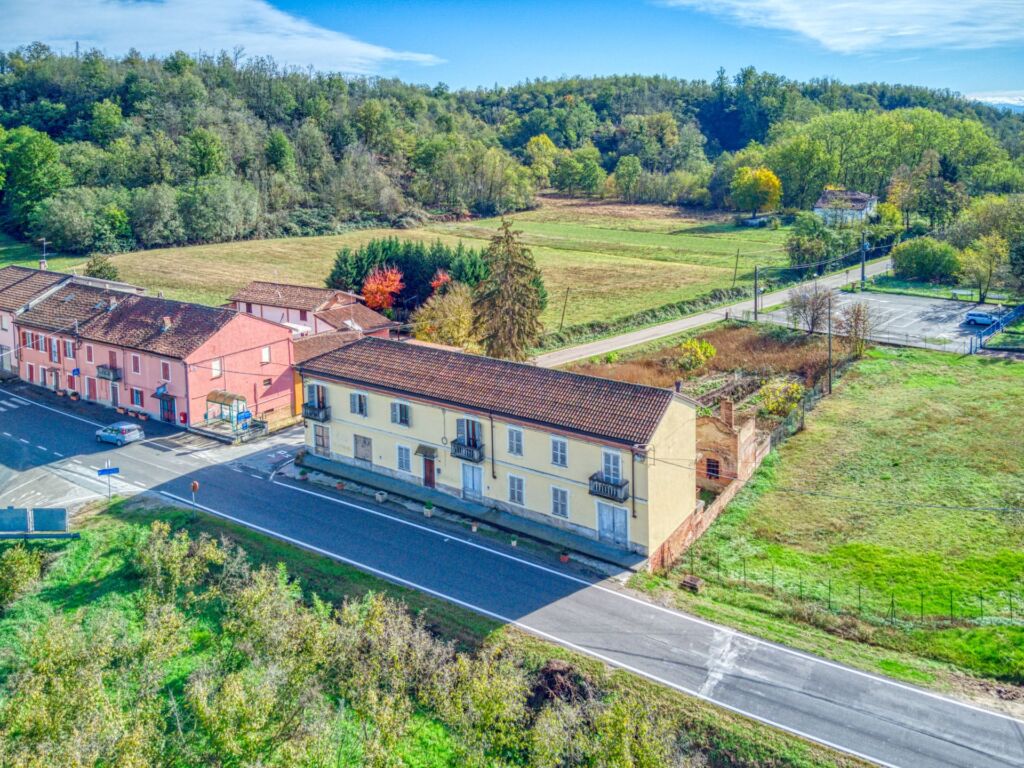 CASCINALE PARZIALMENTE RISTRUTTURATO LIBERO SUI 4 LATI in vendita a REFRANCORE GIARDINO PRIVATO 1000 MQ. BIFAMILIARE Facile Immobiliare