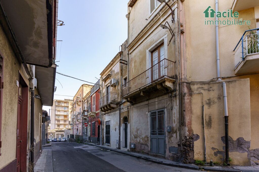 Appartamento in vendita a Catania, via Dell'Oro da ristrutturare Facile Immobiliare