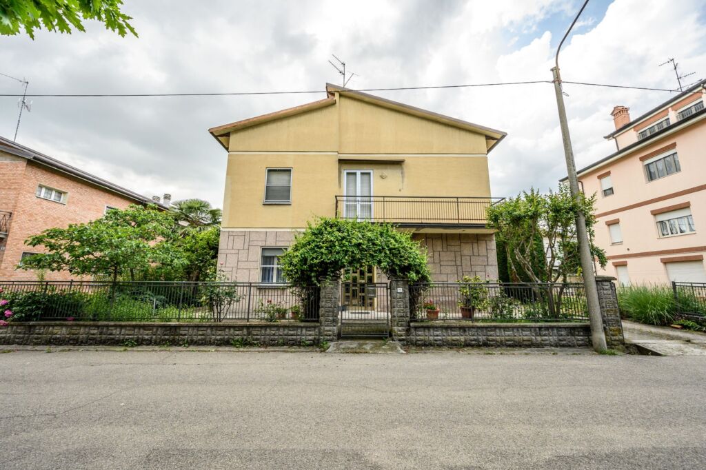 CASA SINGOLA IN CASTELNUOVO RANGONE VIA GRANDI Facile Immobiliare