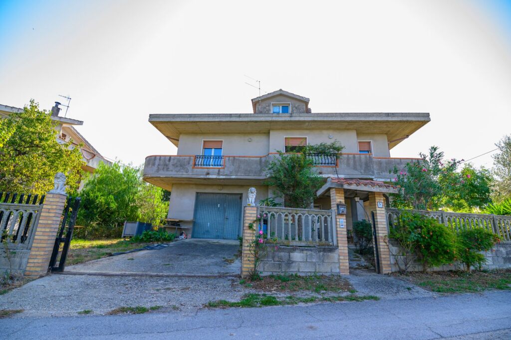 Casa singola su due piani in vendita a Ripa Teatina (CH) Giardino esclusivo, box auto e cantina Facile Immobiliare