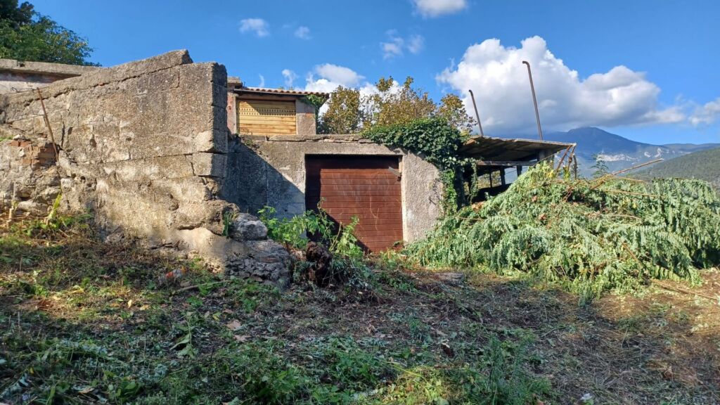 Box in vendita a Alatri con corte Facile Immobiliare