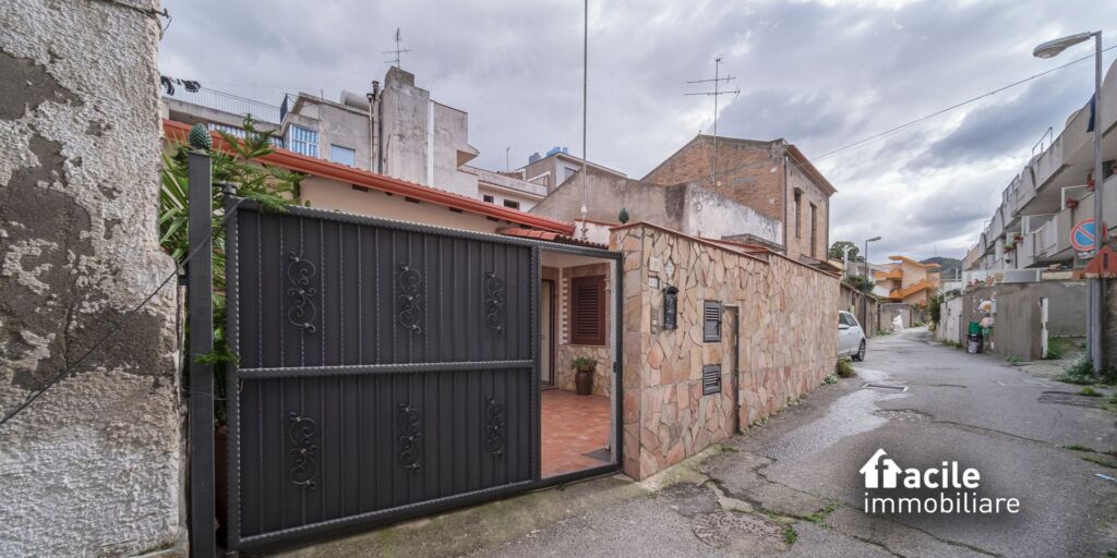 Casa indipendente in vendita a pressi Piazza Dante con spazi esterni Facile Immobiliare