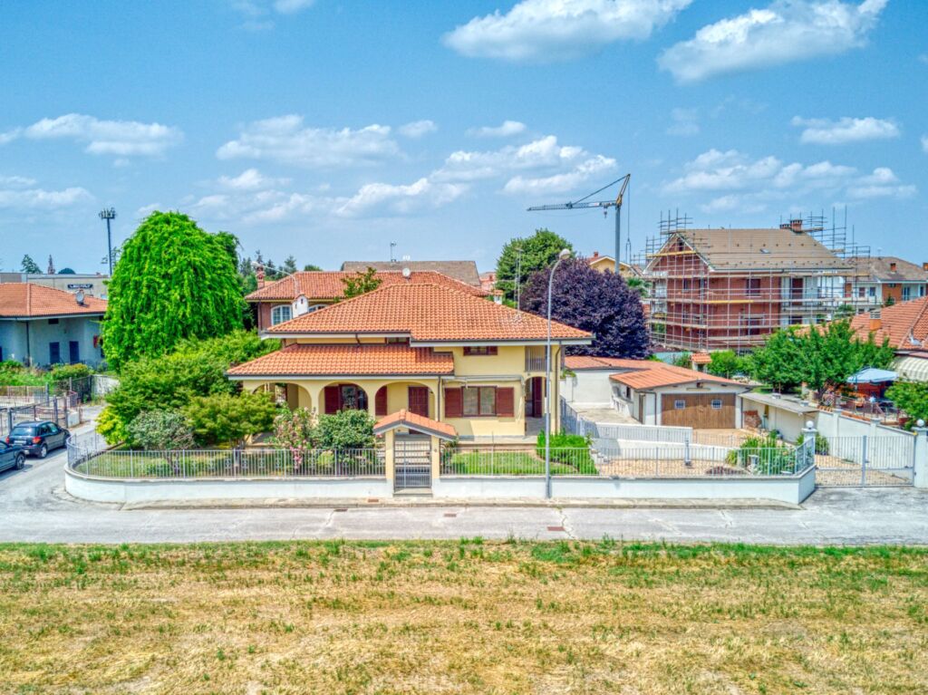 VILLA INDIPENDENTE CON GIARDINO PRIVATO LIBERA SUBITO Facile Immobiliare