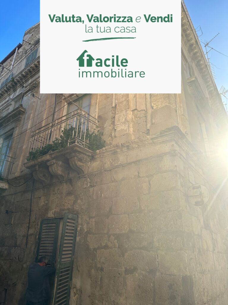 FACILE IMMOBILIARE propone in vendita centro storico di Favara (AG) Palazzo storico di 450 mq circa da ristrutturare. Facile Immobiliare