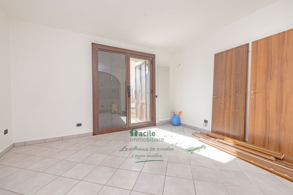 Trilocale con box in vendita a civate Trilocale con box Facile Immobiliare