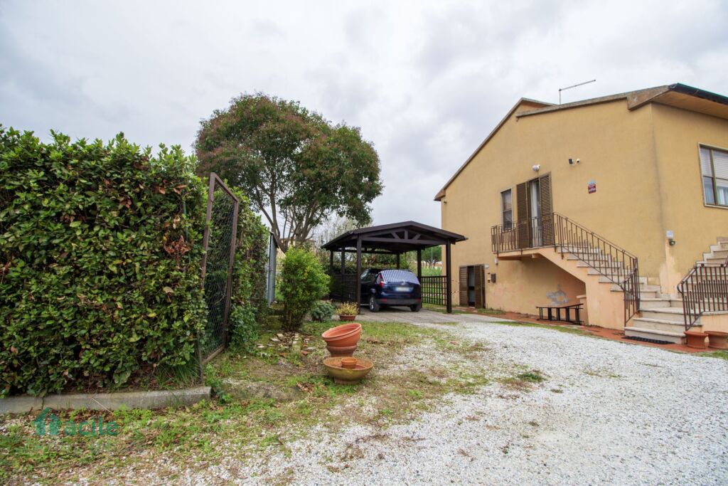 Villetta indipendente in vendita a Vicarello Scopri questa palazzina completamente indipendente, con un giardino privato di circa 500 mq, situata in contesto residenziale vicino al centro di Vicarello. Facile Immobiliare