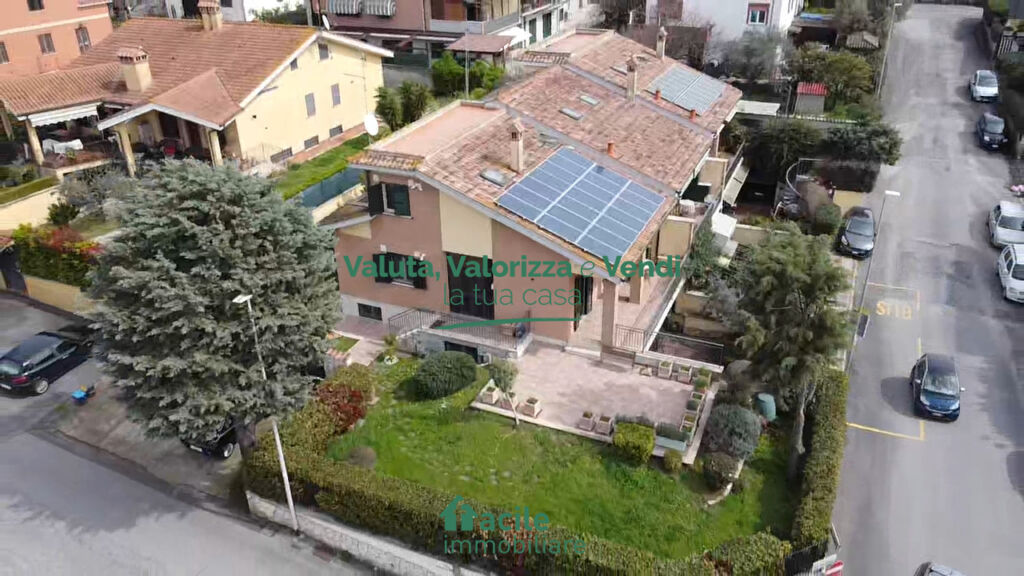 VILLA ANGOLARE CON GIARDINO Facile Immobiliare