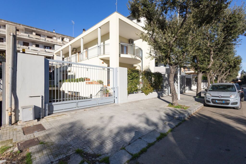 Villa unifamiliare in vendita a Lecce con giardino. Facile Immobiliare