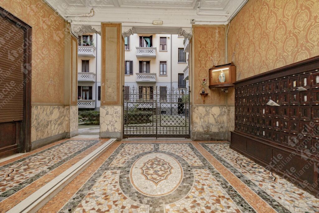 VENDESI AMPIO TRILOCALE CON DOPPI BALCONI in vendita a MILANO PORTINERIA FULL TIME Facile Immobiliare