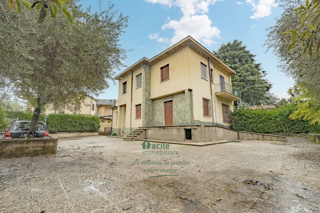 VILLA UNIFAMILIARE in vendita a CARNATE DA RISTRUTTURARE Facile Immobiliare