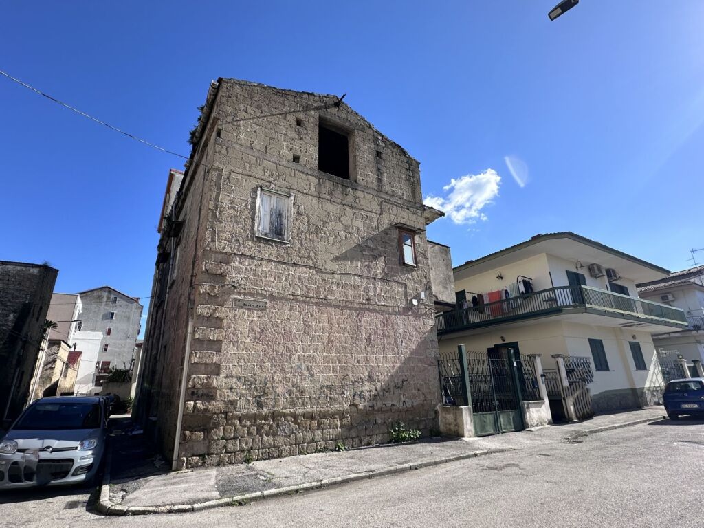 Terra-Cielo in vendita a Acerra Zona centrale-Da ristrutturare Facile Immobiliare