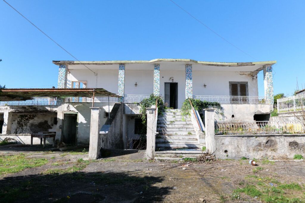 Villa Con Terreno in vendita a Trecase 20.000 MQ di Terreno con Certificazione DOC Facile Immobiliare