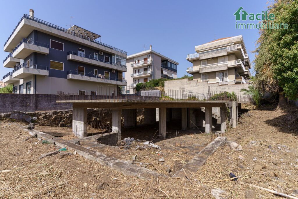 Terreno edificabile in vendita a Catania, zona Cibali con scavo e fondamenta già realizzati. Facile Immobiliare