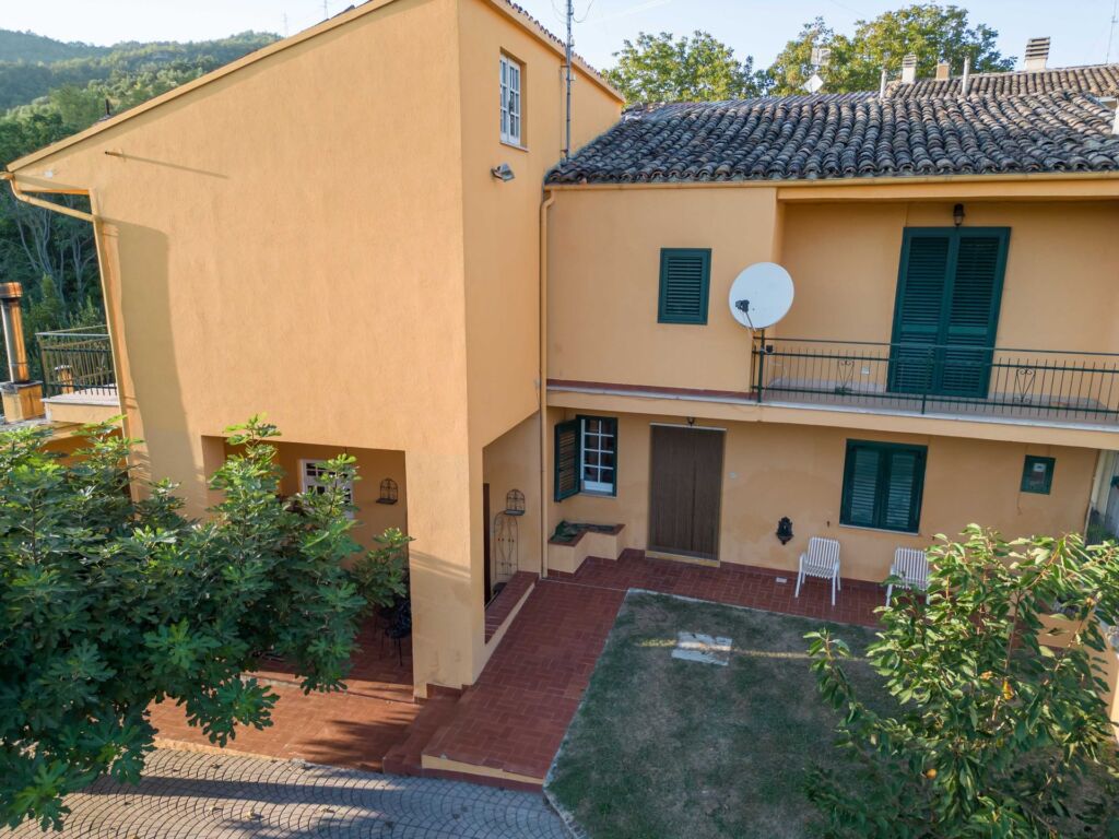 VILLA BI-FAMILIARE in vendita a FRONDAROLA di TERAMO con GIARDINO e TERRENO Facile Immobiliare