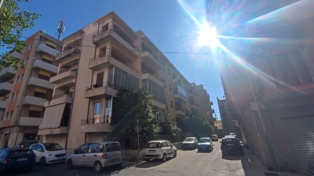 Quadrilocale in vendita a Reggio Calabria Ad.ze Via Sbarre C.li - Ampio quadrilocale con garage e posto auto Facile Immobiliare