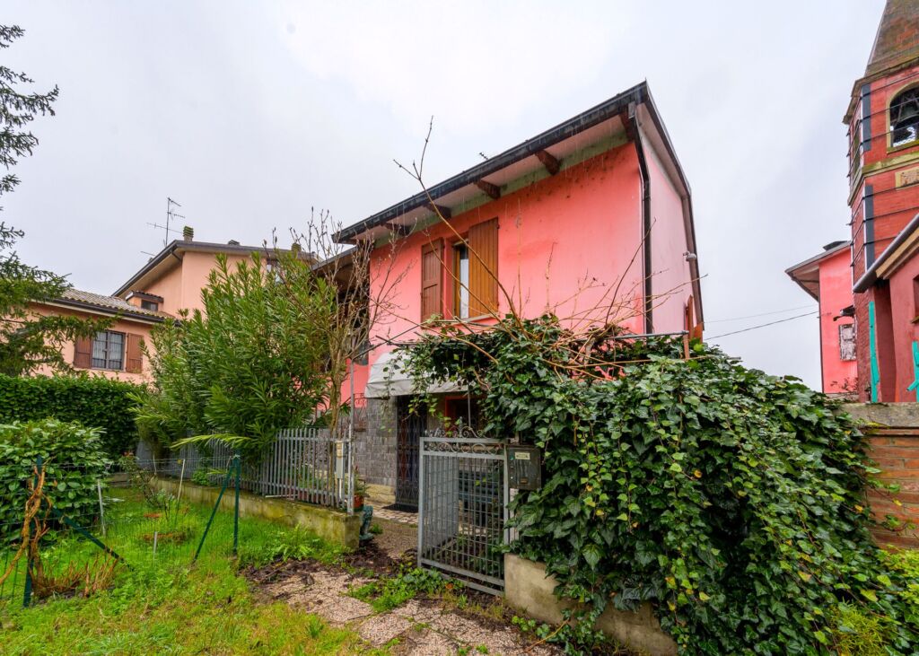 Casa singola in vendita a Modena in Strada Attiraglio Facile Immobiliare