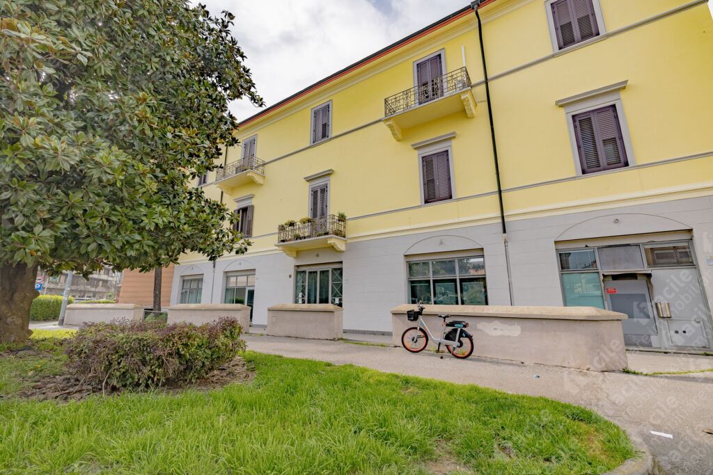 NEGOZIO in vendita a CREMONA CON CINQUE VETRINE SU STRADA Facile Immobiliare