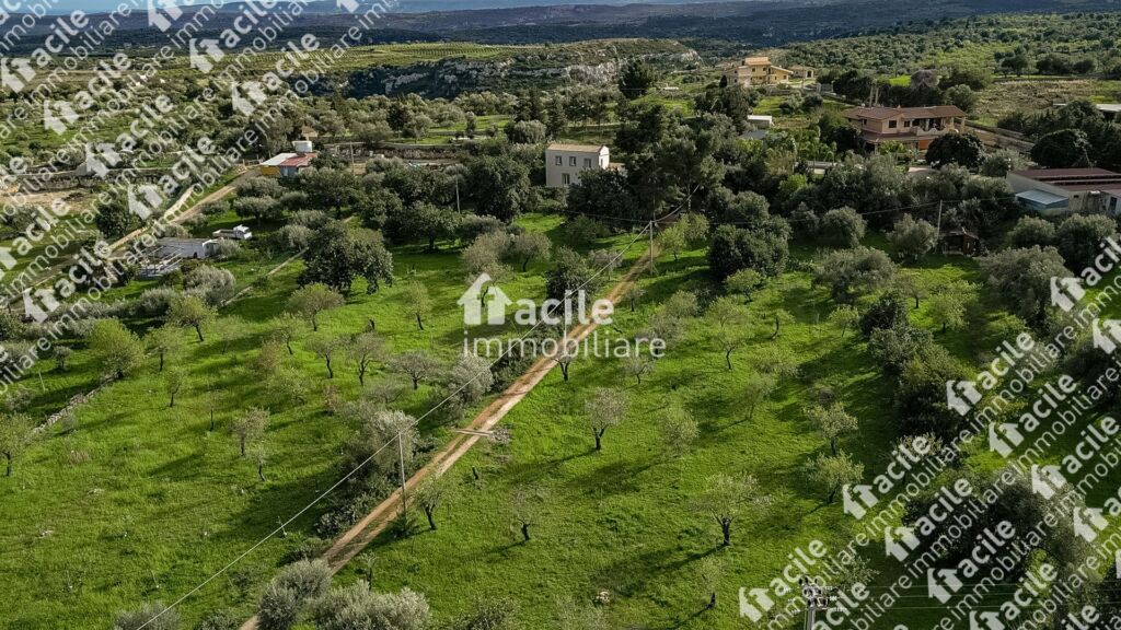 Villa in vendita a Solarino . Facile Immobiliare