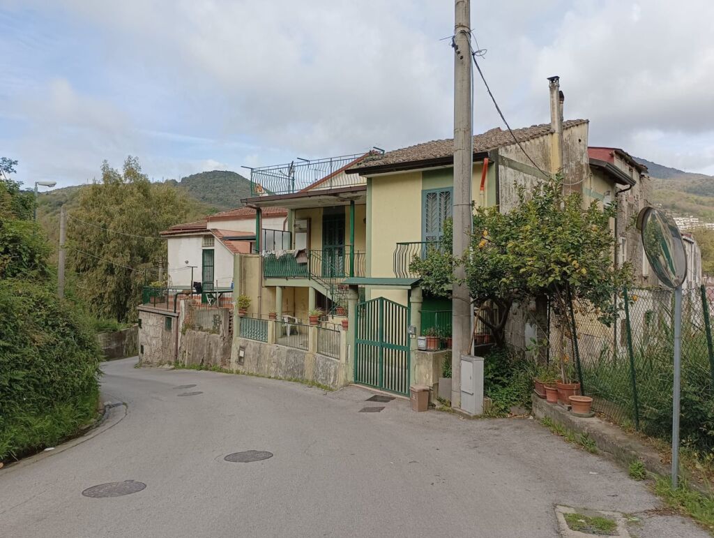 Soluzione semi indipendente in vendita a Salerno con taverna Facile Immobiliare